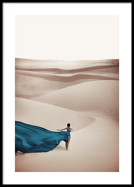 Woman in Blue Dress Poster no grupo Posters  / Natureza / Desertos em Desenio AB (11144)