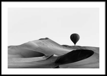 Hot Air Balloon Over Dunes Poster no grupo Posters  / Natureza / Desertos em Desenio AB (11488)