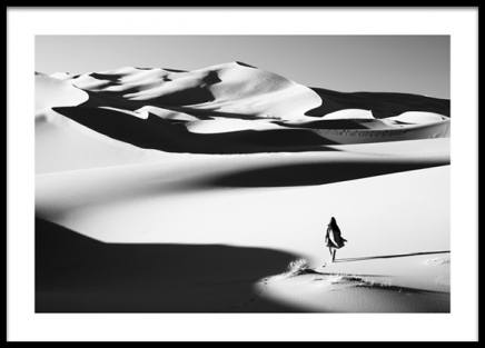 Walking in the Dunes Poster no grupo Posters  / Natureza / Desertos em Desenio AB (14391)