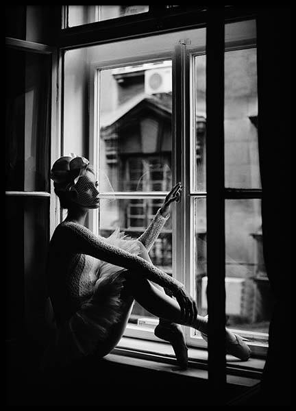 Ballerina In Window Poster no grupo Posters  / Arte fotogr�fica em Desenio AB (2297)
