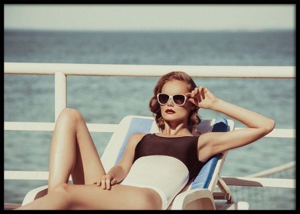 Sunbathing Girl Poster no grupo Posters  / Arte fotogr�fica em Desenio AB (3415)