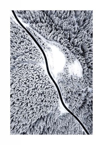 Winter Road Poster no grupo Posters  / Natureza em Desenio AB (3577)