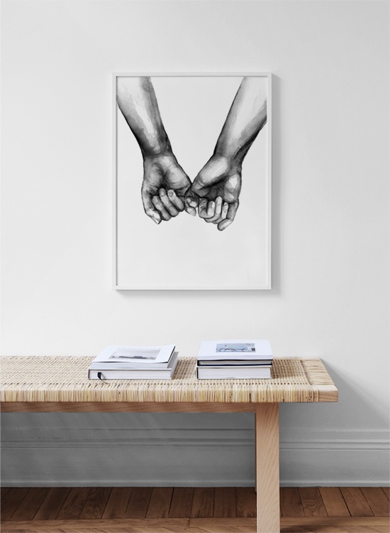  – Ilustração em aguarela de duas mãos unidas pelos dedos mindinhos a preto e branco