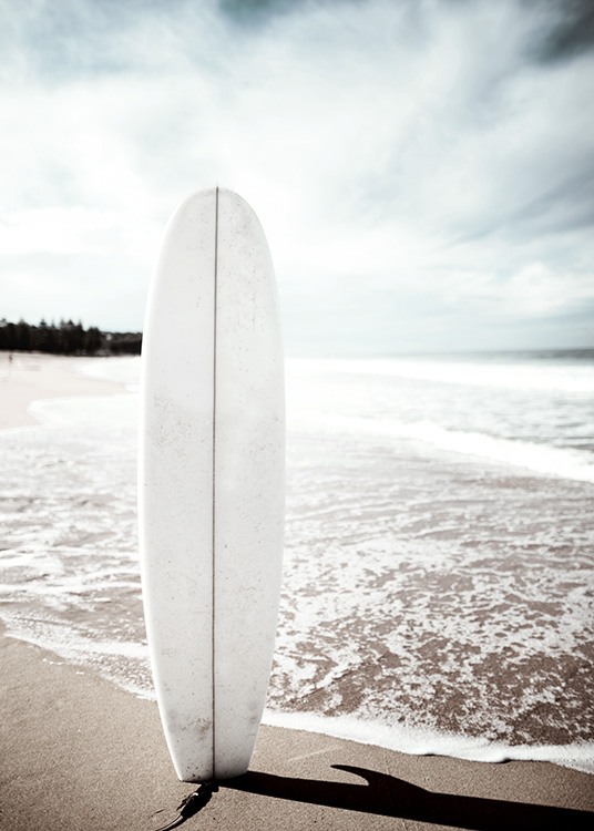 – Poster de uma prancha de surf em frente a uma praia