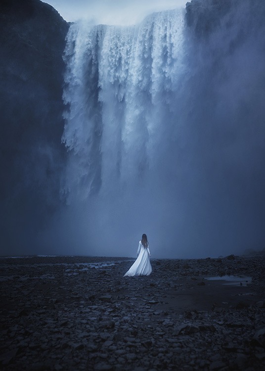 Woman by the Waterfall Poster / Natureza em Desenio AB (10978)