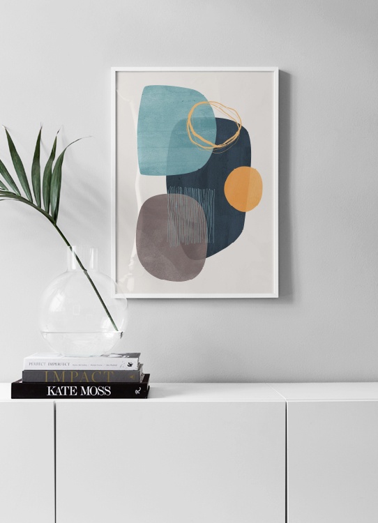  – Arte gráfica com formas abstratas em azul e laranja sob um fundo bege claro