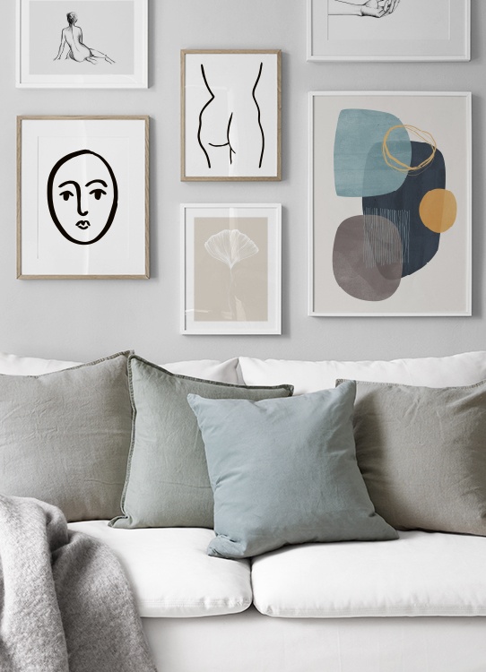  – Arte gráfica com formas abstratas em azul e laranja sob um fundo bege claro