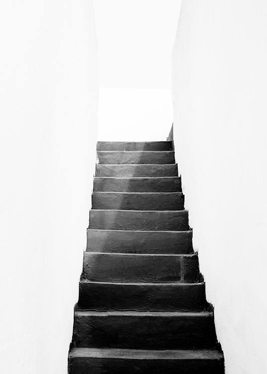 – Fotografia de uma escada escura com paredes brancas ao redor