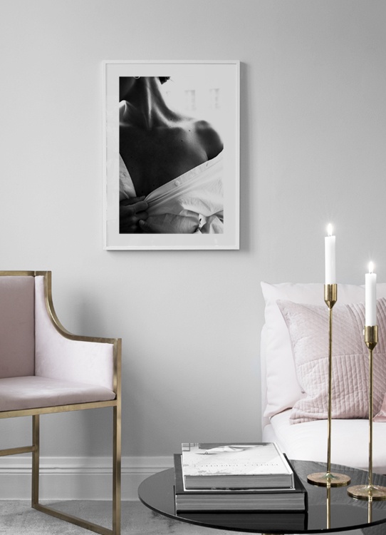  – Fotografia a preto e branco de uma mulher com uma camisa branca com o ombro descoberto