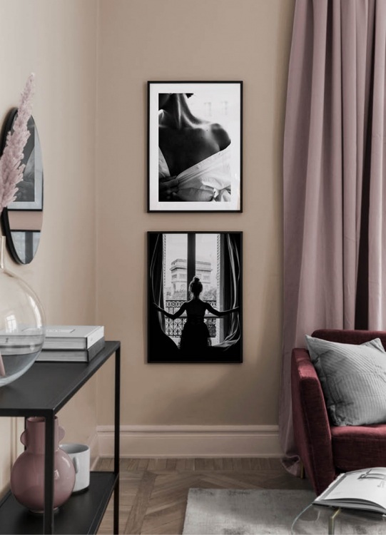  – Fotografia a preto e branco de uma mulher com uma camisa branca com o ombro descoberto