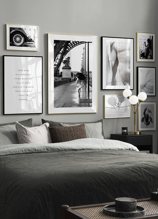  – Fotografia a preto e branco de uma mulher com uma camisa branca com o ombro descoberto