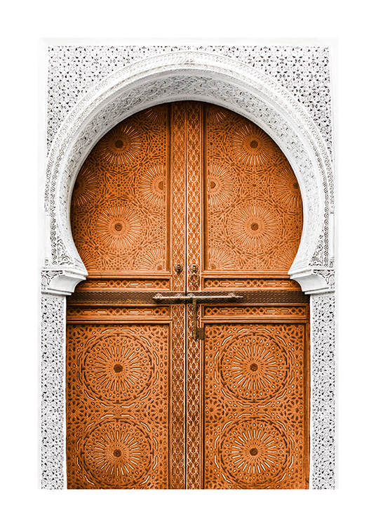 – Fotografia de uma porta de cor ockra cercada por uma entrada branca.