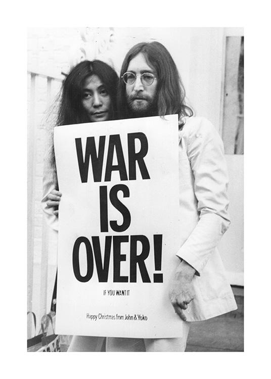  – Fotografia a preto e branco de John Lennon e Yoko Ono a segurar um sinal de protesto