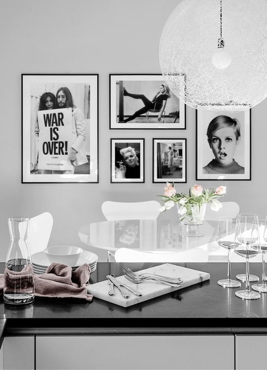  – Fotografia a preto e branco de John Lennon e Yoko Ono a segurar um sinal de protesto