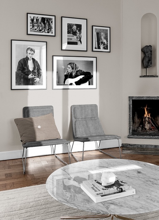  – Fotografia a preto e branco de Brigitte Bardot a esticar – se em direção a um cão