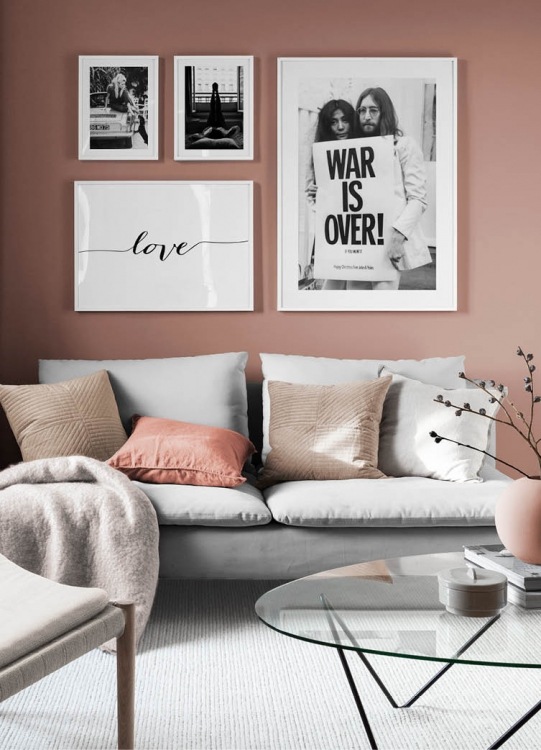  – Fotografia a preto e branco de Brigitte Bardot a esticar – se em direção a um cão