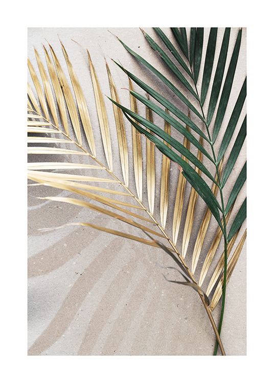  – Fotografia de uma folha de palmeira em dourado e outra em verde, ambas sob um fundo bege pedra
