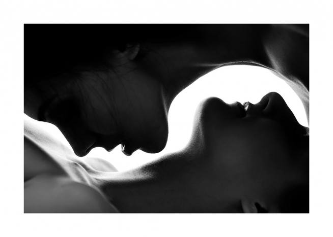 Kiss On The Neck Poster / Preto e branco em Desenio AB (12487)