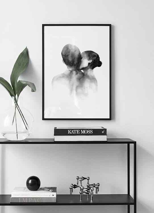  – Aguarela a preto e branco de uma mulher a beijar um homem na face