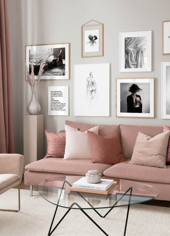  – Aguarela a preto e branco de uma mulher a beijar um homem na face