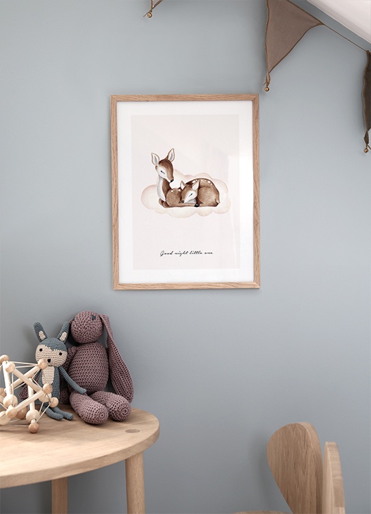 Ilustração com dois veados a dormir numa nuvem com o texto Good night little one