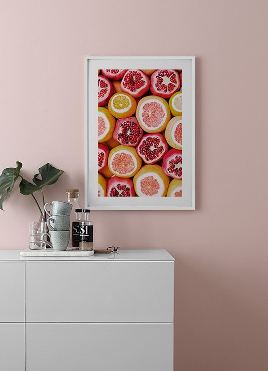 Fotografia com laranjas, toranjas e romãs coloridas