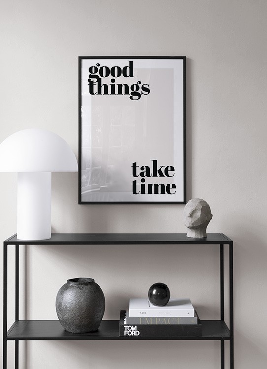  - Poster de tipografia com texto em preto contra um fundo bege com riscas bege