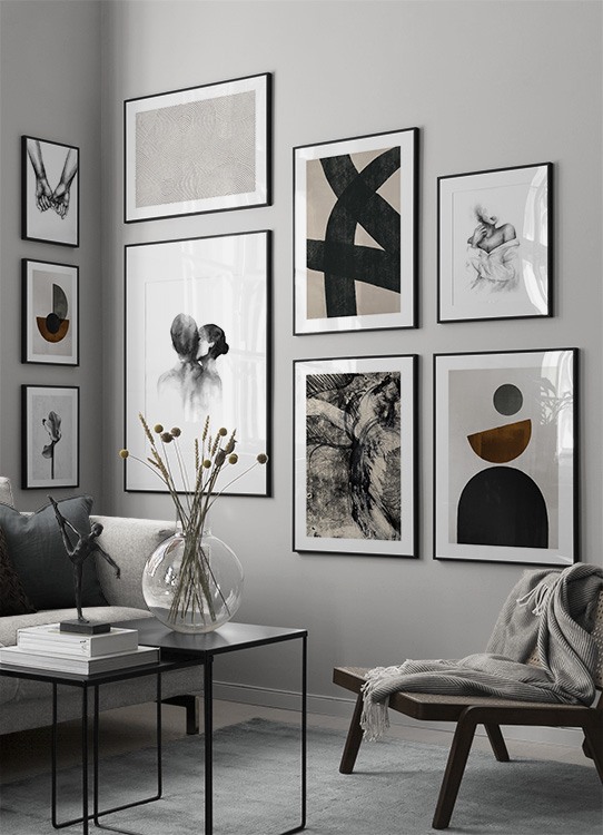  – Arte gráfica com formas em preto, castanho e cinza sob um fundo bege