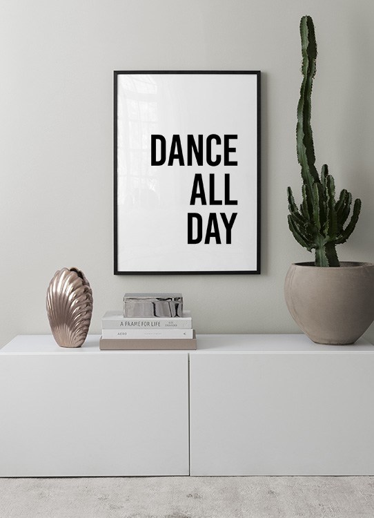  - Poster com citação em texto preto Dance all day, sobre um fundo branco