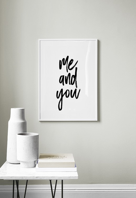  - Poster de texto em preto e branco escrito à mão Me and you, sobre um fundo branco