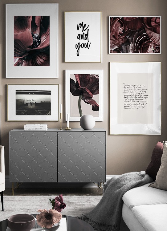  - Poster de texto em preto e branco escrito à mão Me and you, sobre um fundo branco