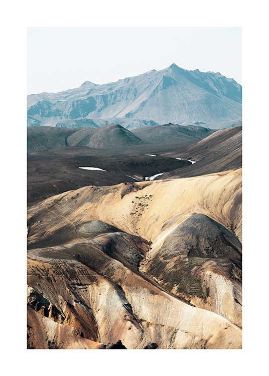  - Fotografia de uma paisagem na Islândia com estrutura montanhosa