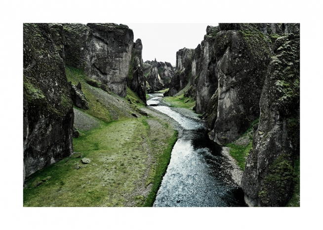  - Fotografia do Fjadrargljufur Canyon com rio e paisagem verde