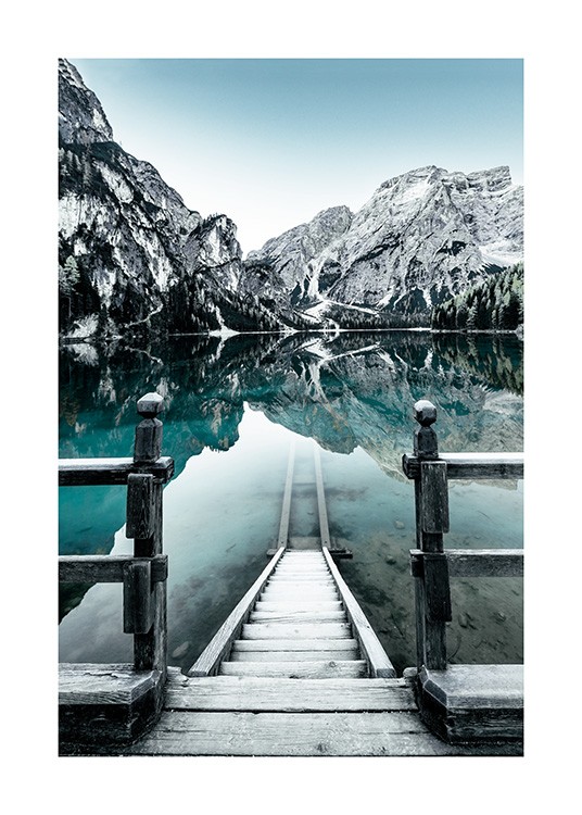  - Fotografia da Natureza de montanhas com neve por trás do lago Braies em Itália, com escadas para o lago