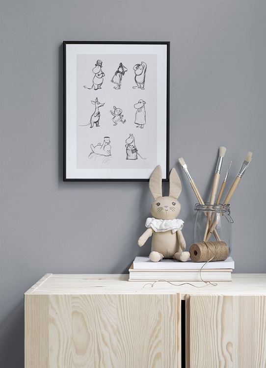  – Esboço das personagens principais de Moominvalley desenhadas a cinza sob um fundo bege