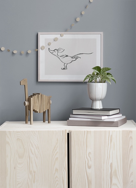  – Esboço de uma personagem de Moominvalley, o Sniff a andar de patins no gelo, sob um fundo bege claro