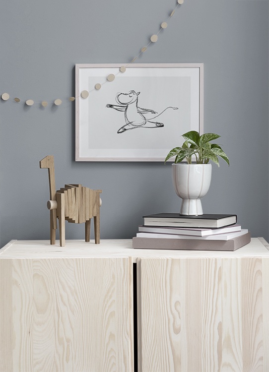  – Esboço da personagem Snorkmaiden de Moominvalley, a fazer um salto gracioso sob um fundo cinza claro