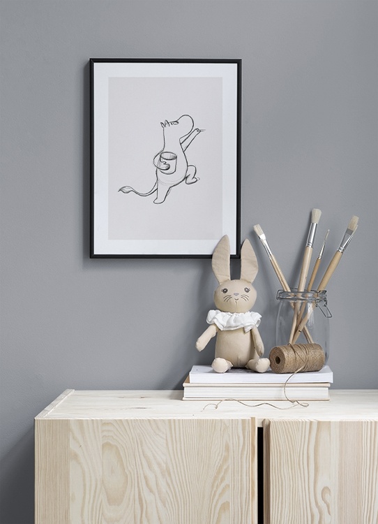  – Esboço do Moomintroll a segurar um jarro, desenhado sob um fundo bege