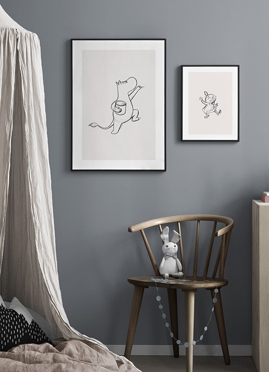  – Esboço do Moomintroll a segurar um jarro, desenhado sob um fundo bege