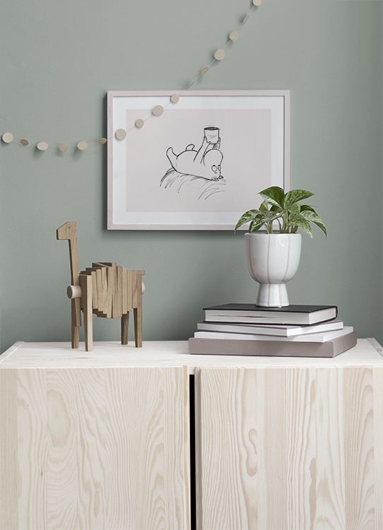  – Esboço da personagem Moomin de Moominvalley, deitado de costas enquanto segura um jarro sobre si, desenhado sob um fundo rosa claro