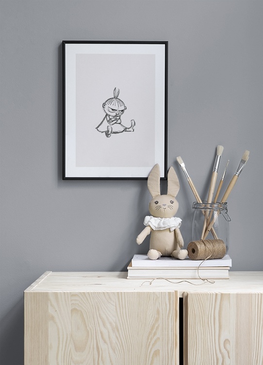  – Esboço do Little My de Moominvalley sentado com os seus braços cruzados, e com uma expressão facial de mal disposto