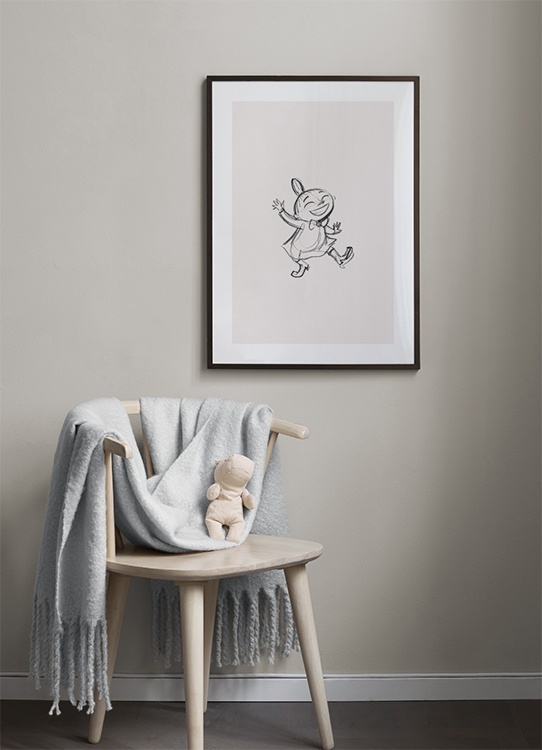  – Esboço da personagem Little My de Moominvalley, a dançar com um sorriso na cara, desenhada sob um fundo rosa claro.