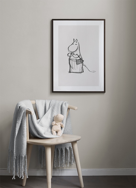  – Esboço da personagem Moominmamma de Moominvalley, que está a sorrir, desenhada sob um fundo bege claro