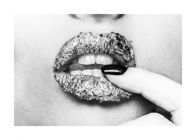  - Fotografia a preto e branco de uns lábios cobertos de aluminio, com um dedo entre eles