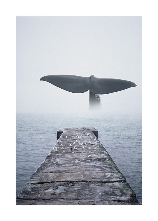  - Fotografia com a cauda de uma baleia no oceano e uma ponte que nos leva ao mar.