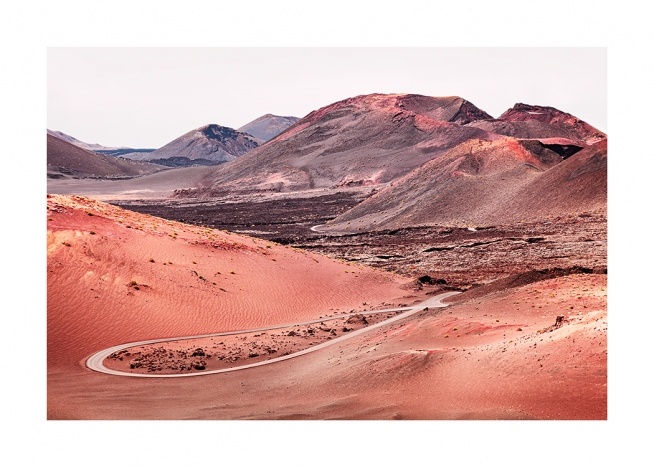  – Fotografia de uma paisagem vulcânica com areia vermelha e com montanhas de fundo