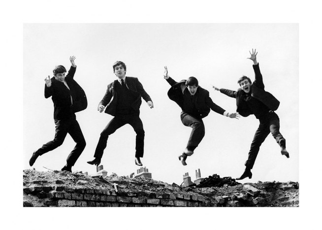  – Fotografia a preto e branco dos Beatles a slatarem no ar