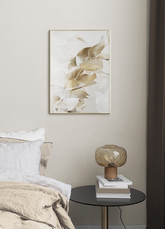  – Fotografia em promenor de um ramo de eucalipto dourado e folhas de eucalipto ilustradas sob um fundo bege claro