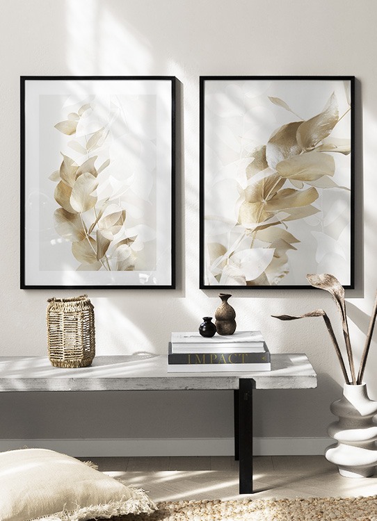  – Fotografia em promenor de um ramo de eucalipto dourado e folhas de eucalipto ilustradas sob um fundo bege claro