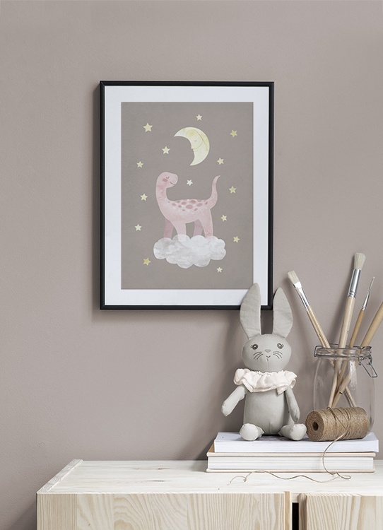  – Ilustração de um dinossauro em rosa sobre uma nuvem com estrelas e uma lua à volta, sob um fundo castanho